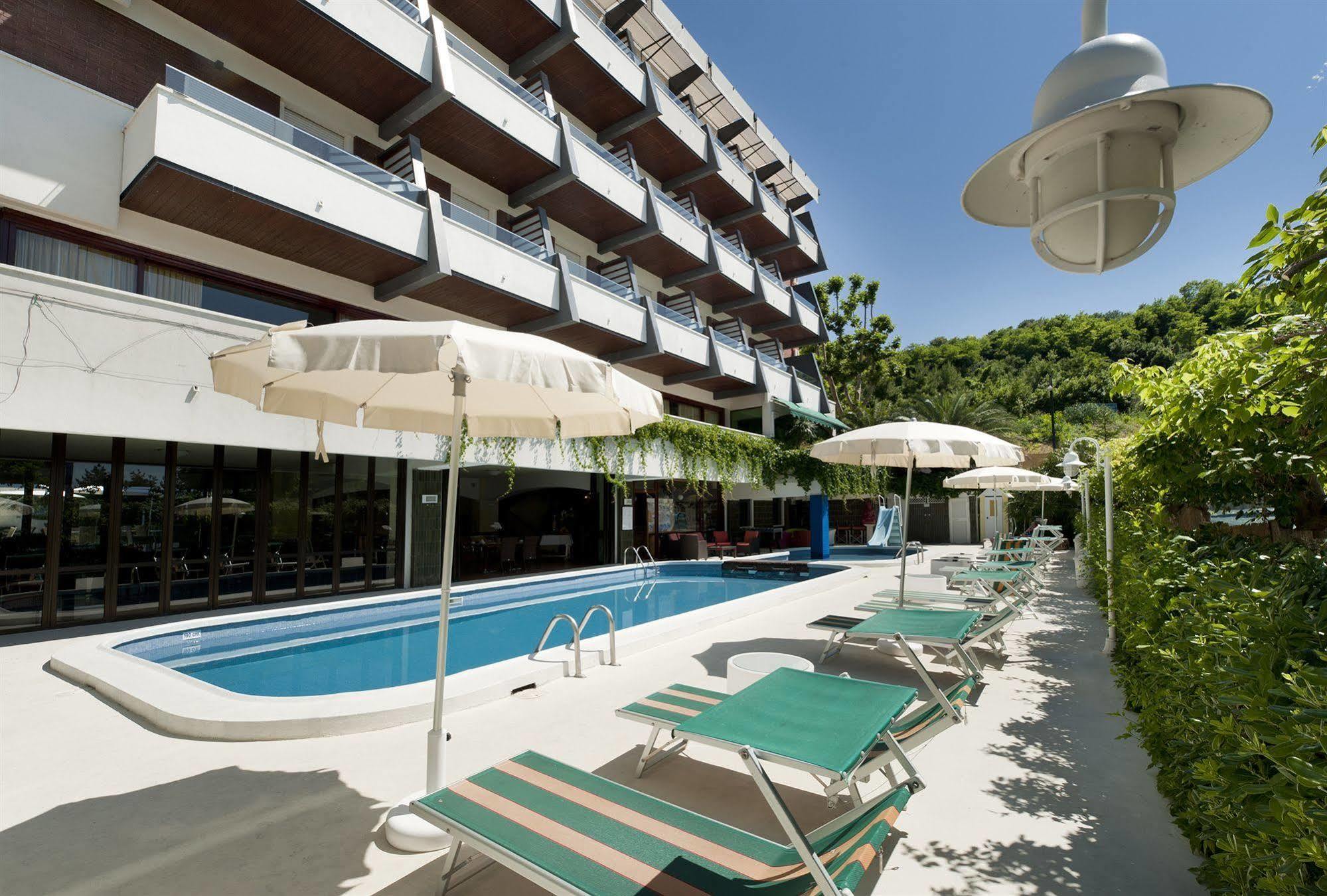 Hotel Alexander غابيتّشي ماري المظهر الخارجي الصورة